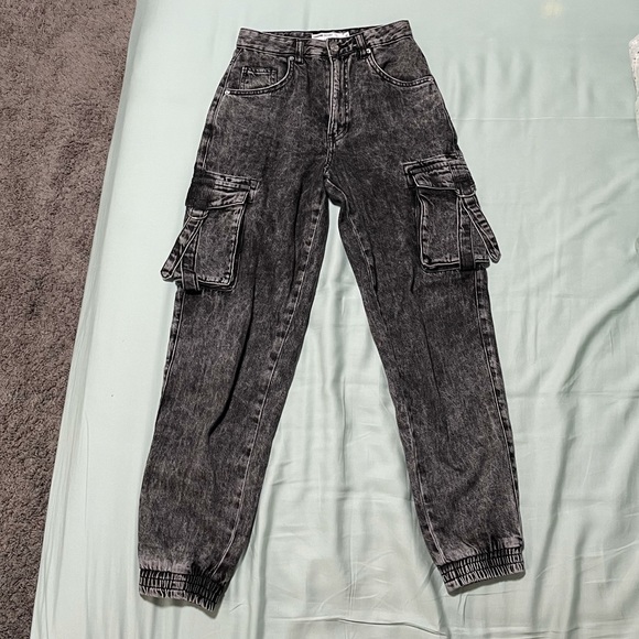 **SOLD** Garage Cargo Jogger Jeans
Size 00 - Picture 4 of 4